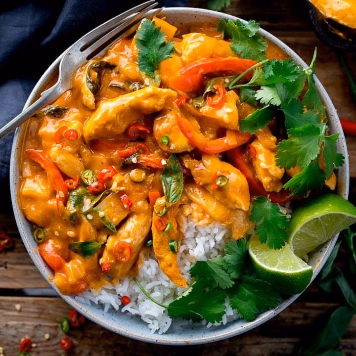 How do you make Thai chicken curry paste?