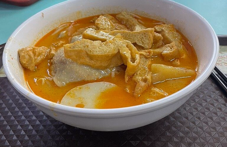 Is Ah Heng curry chicken bee hoon good?