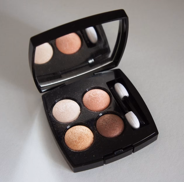 What is Les 4 Ombres eyeshadow?