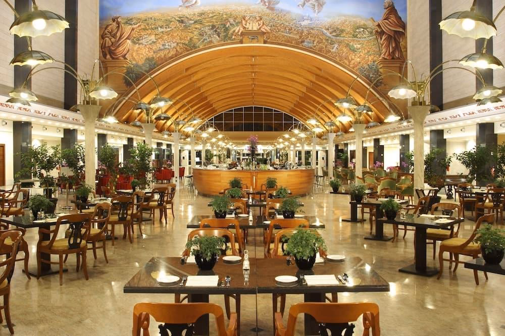 Does the Marriott Park Hotel Rome have a hot tub?