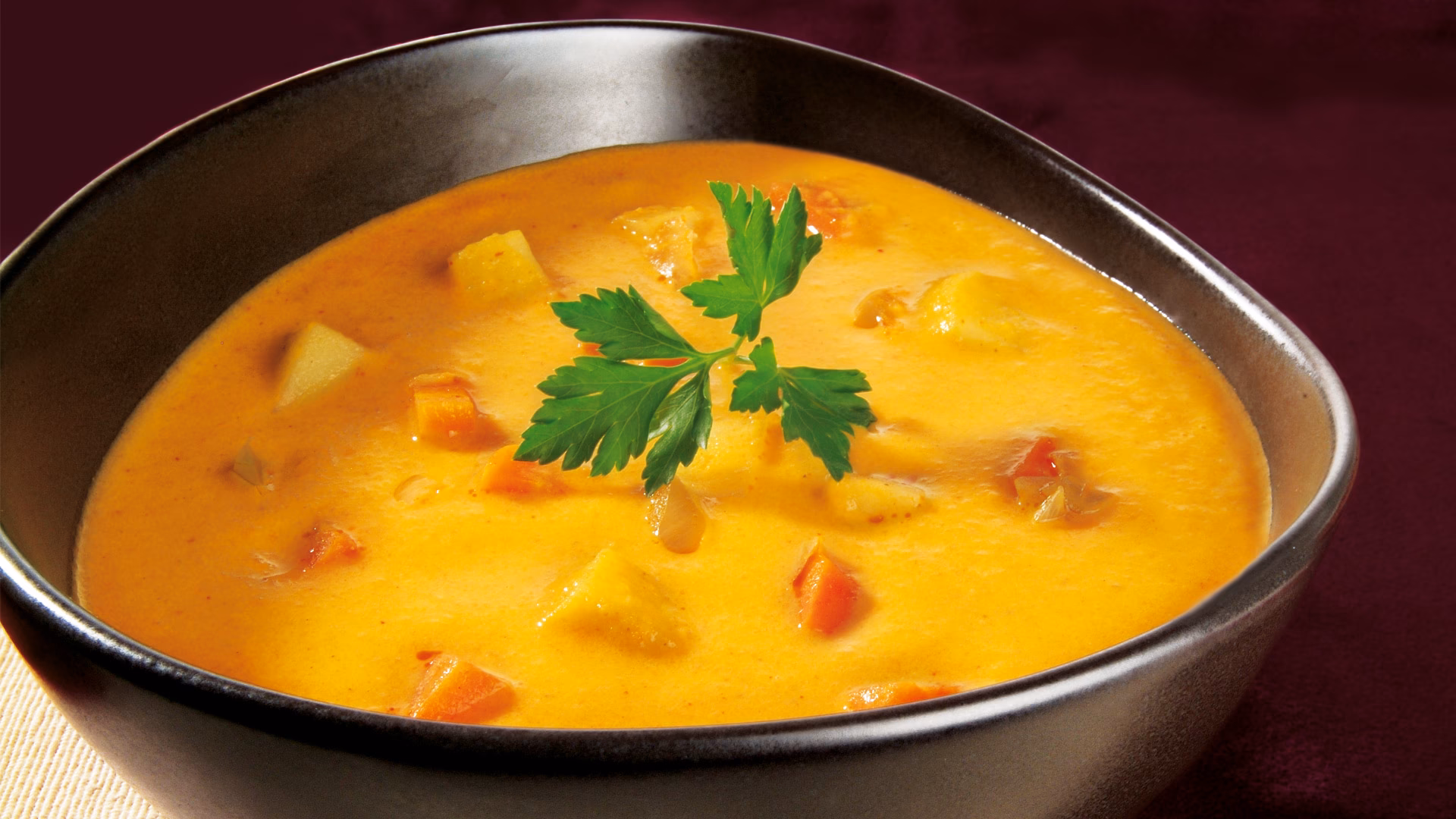 Wie bereitet man eine Thai-Basilikum- Suppe zu?