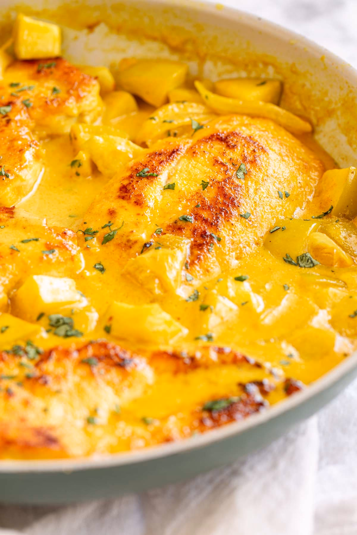 How do you cook a chicken breast in a curry sauce?