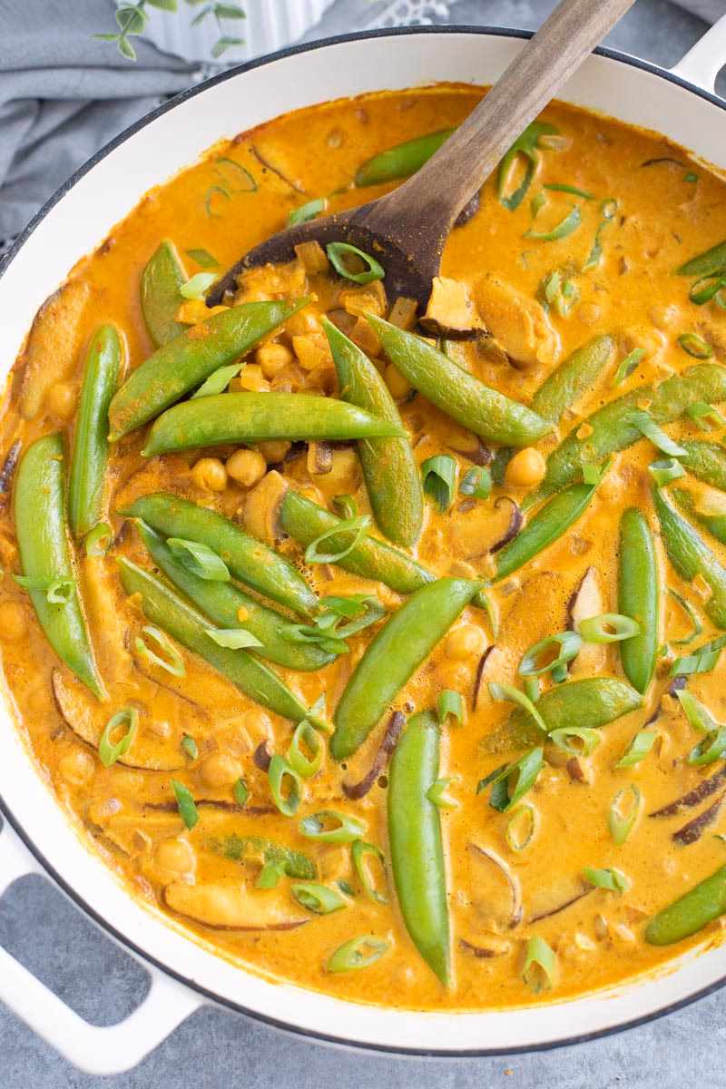 How do you make a quick curry with Sugar Snaps?