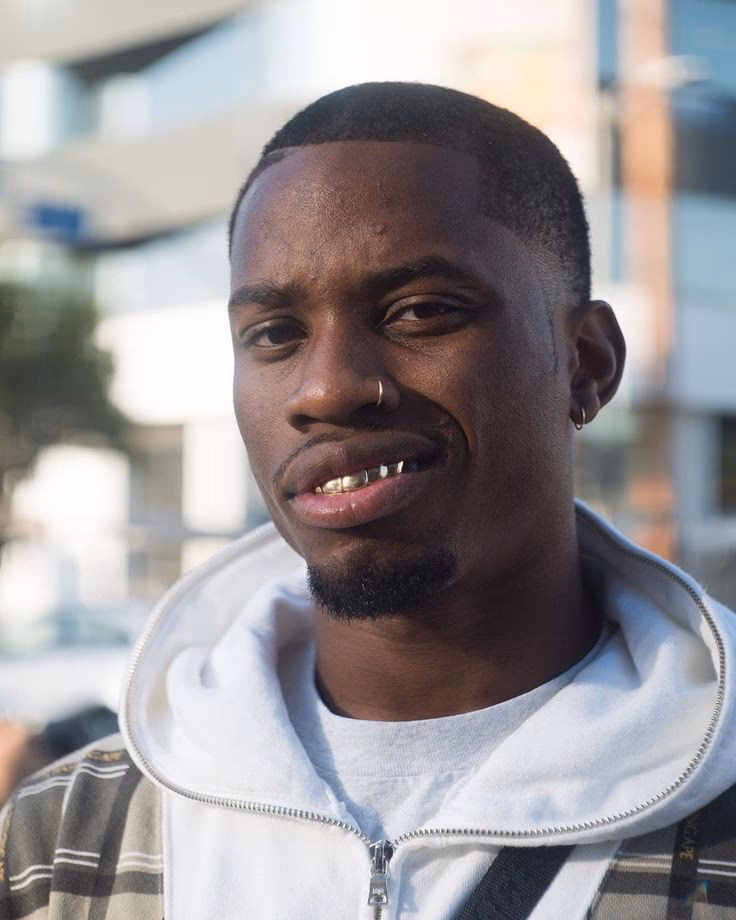 What does Denzel Washington wear?