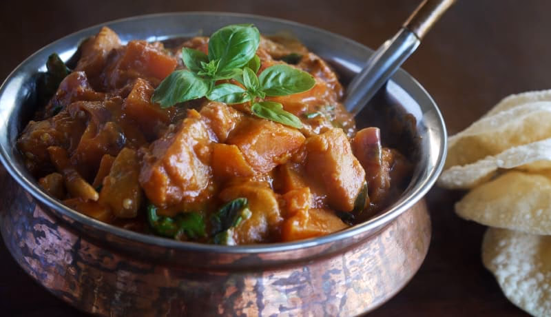 How do you make a fried eggplant Curry in a wok?