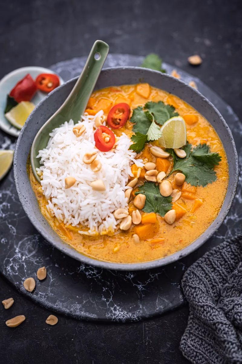 Wie kocht man Erdnuss-Kokos-Curry?