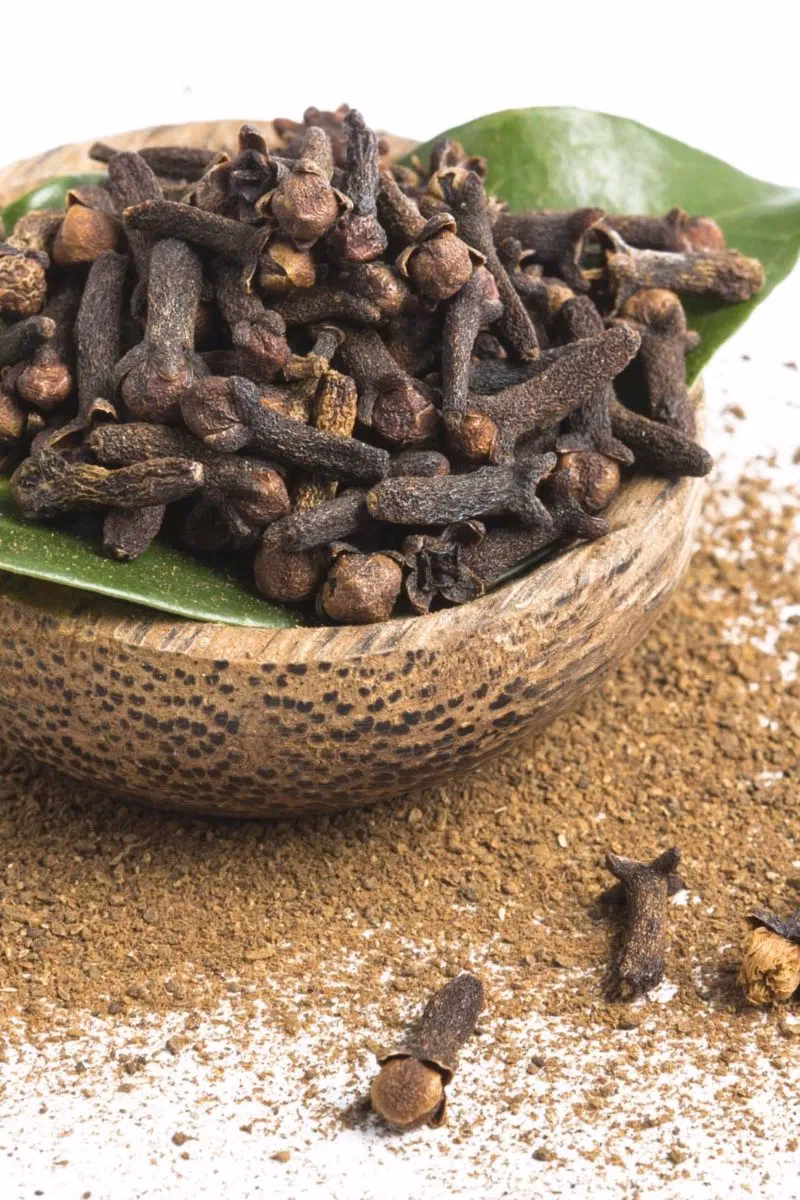 What herbs complement cloves?