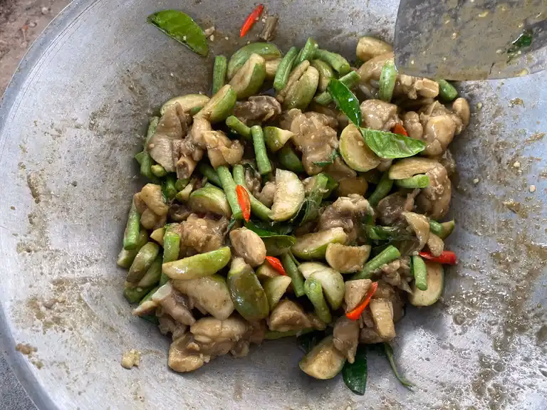 How do you make a Thai chicken curry?