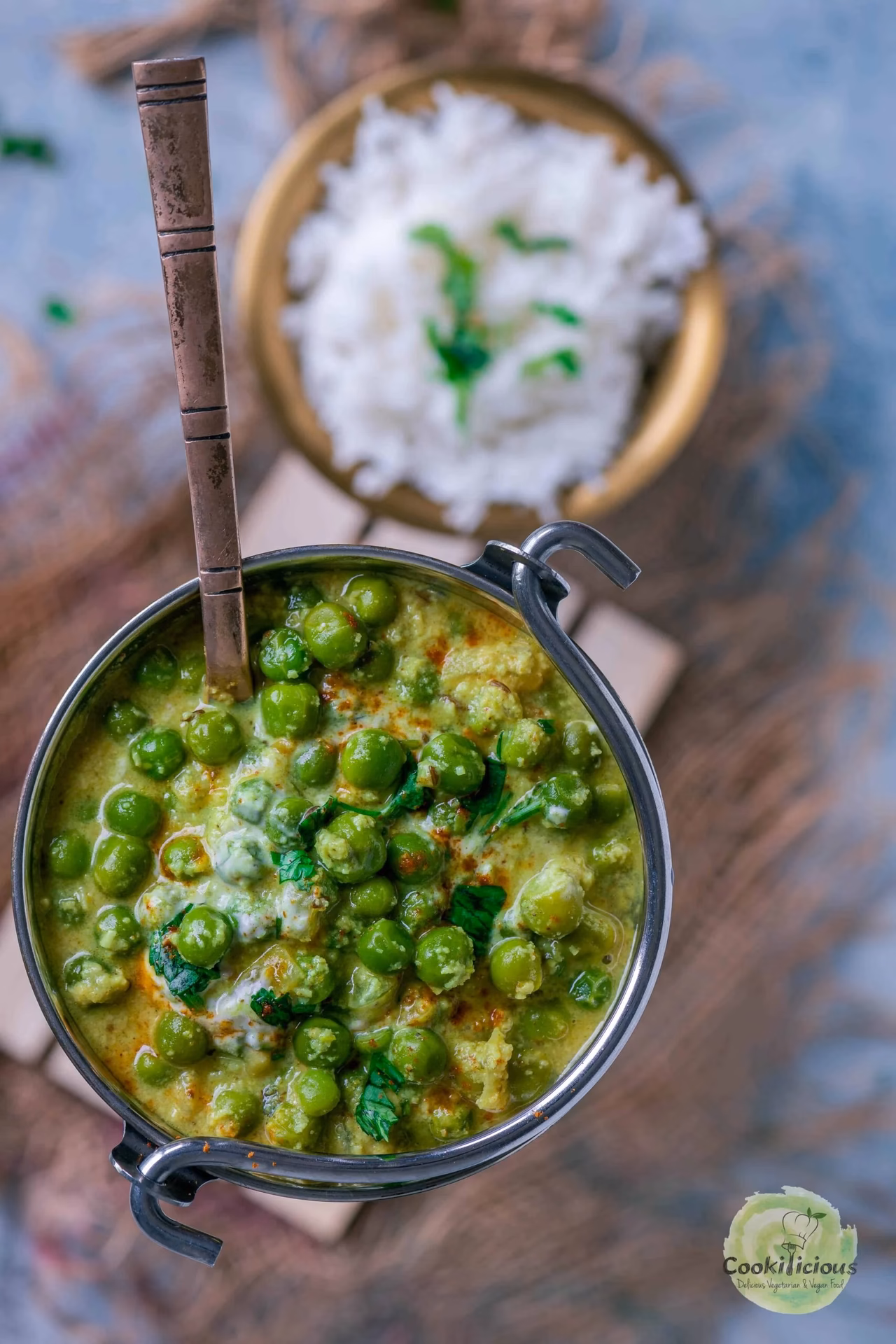How to make a spicy pea curry?