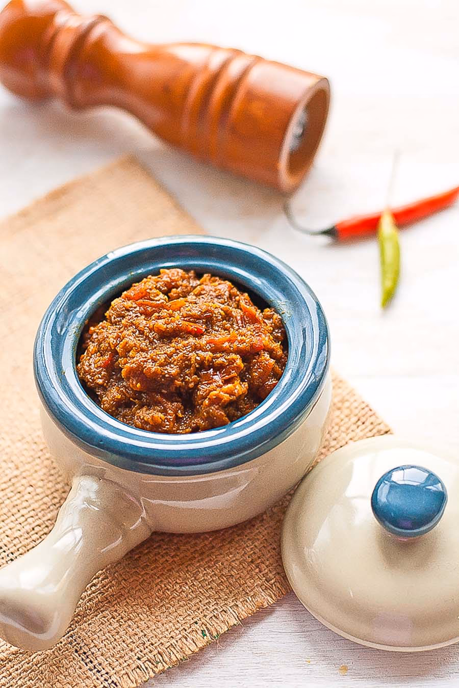 How do you make Indian curry paste?