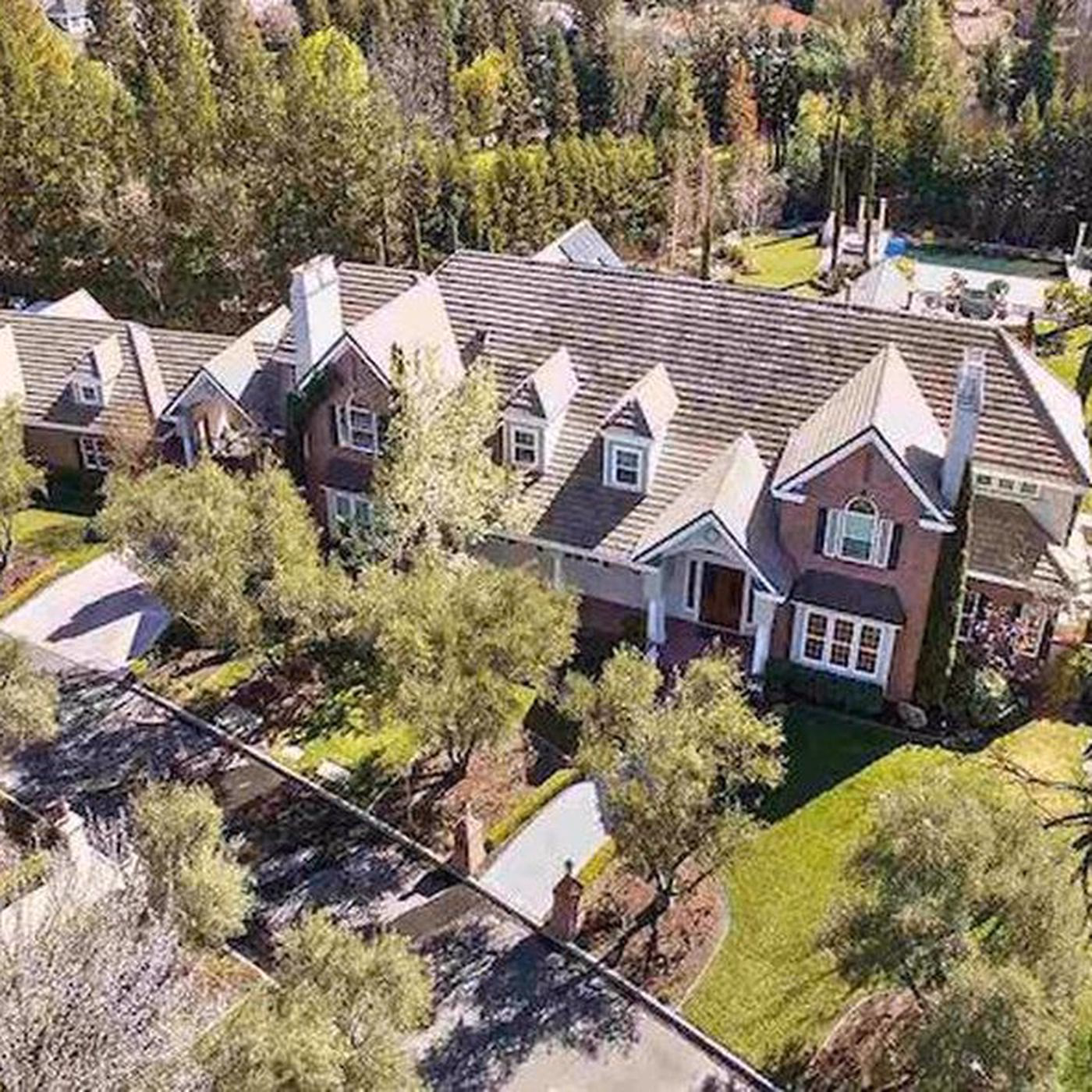 Where does Stephen Curry live?