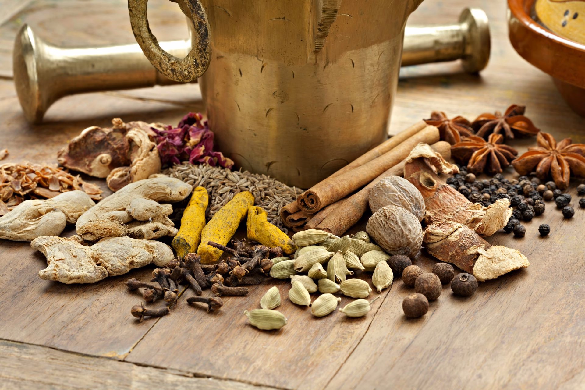 What is the difference between Ras el hanout and a traditional R Ahua Hu?