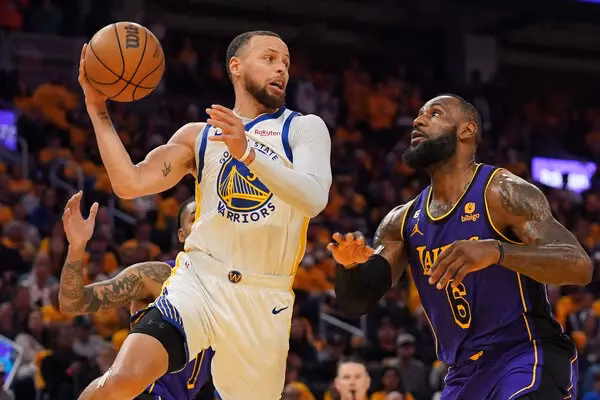 Did Stephen Curry dunk the ball with LeBron James looking on?