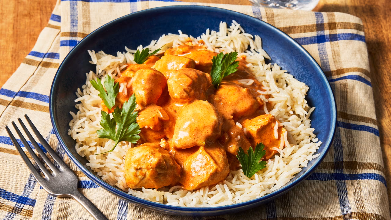 What is chicken tikka masala made of?