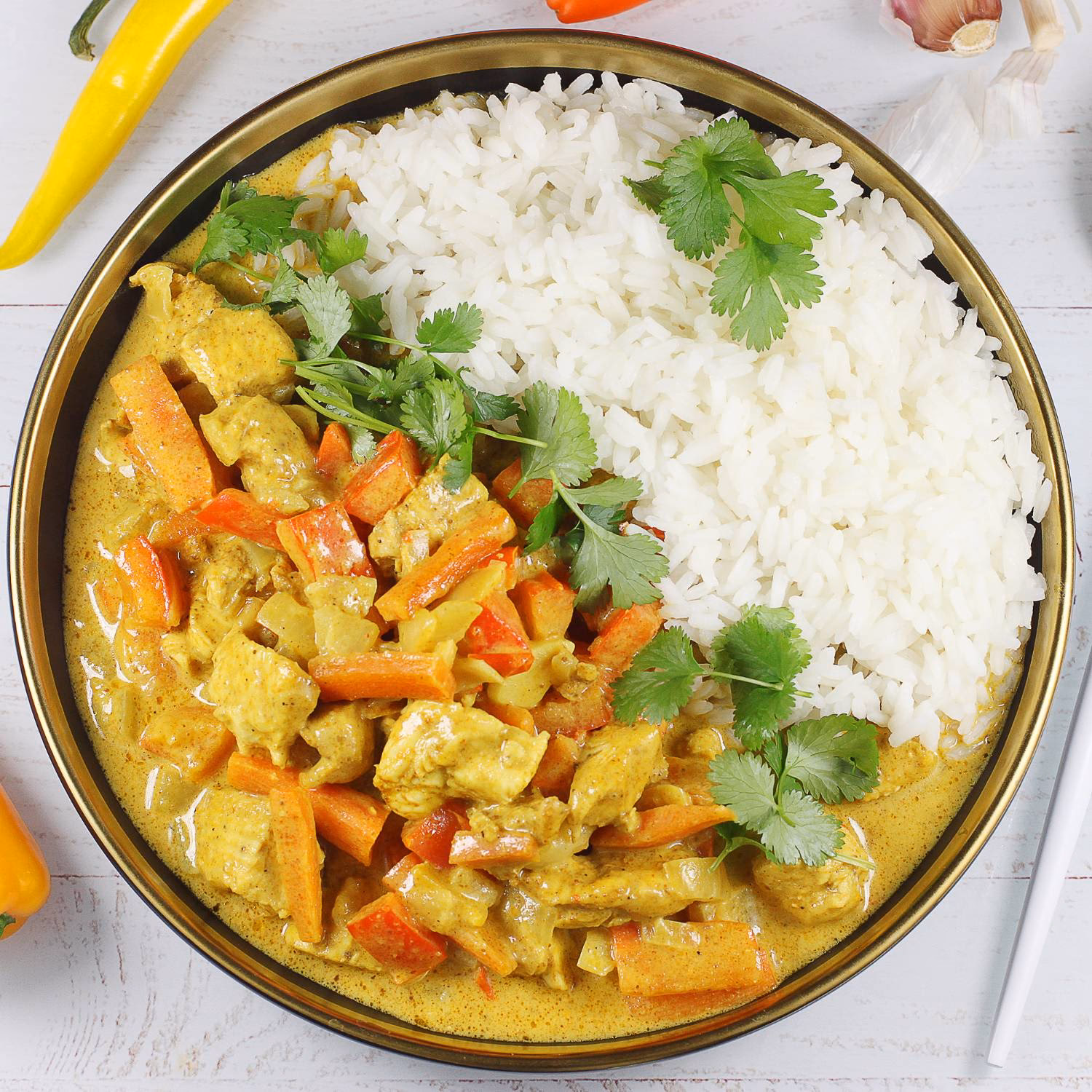 Kiedy dodajemy kurczaka i warzywa do sosu?