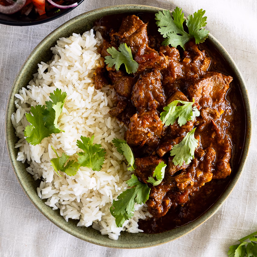 What makes lamb curry a crowd-pleaser?