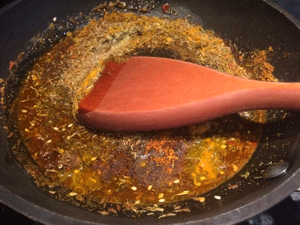 What are the components of ground spice?