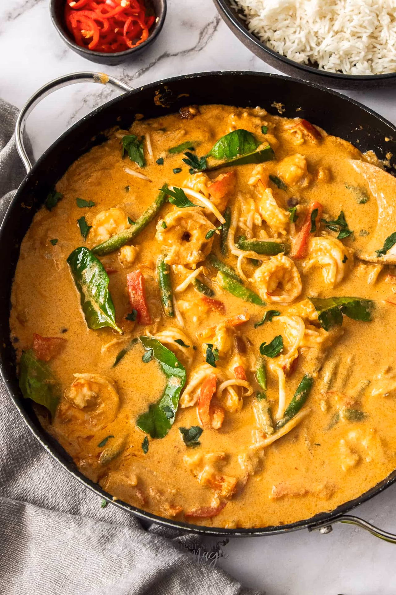 How to make Thai panang curry with coconut milk?