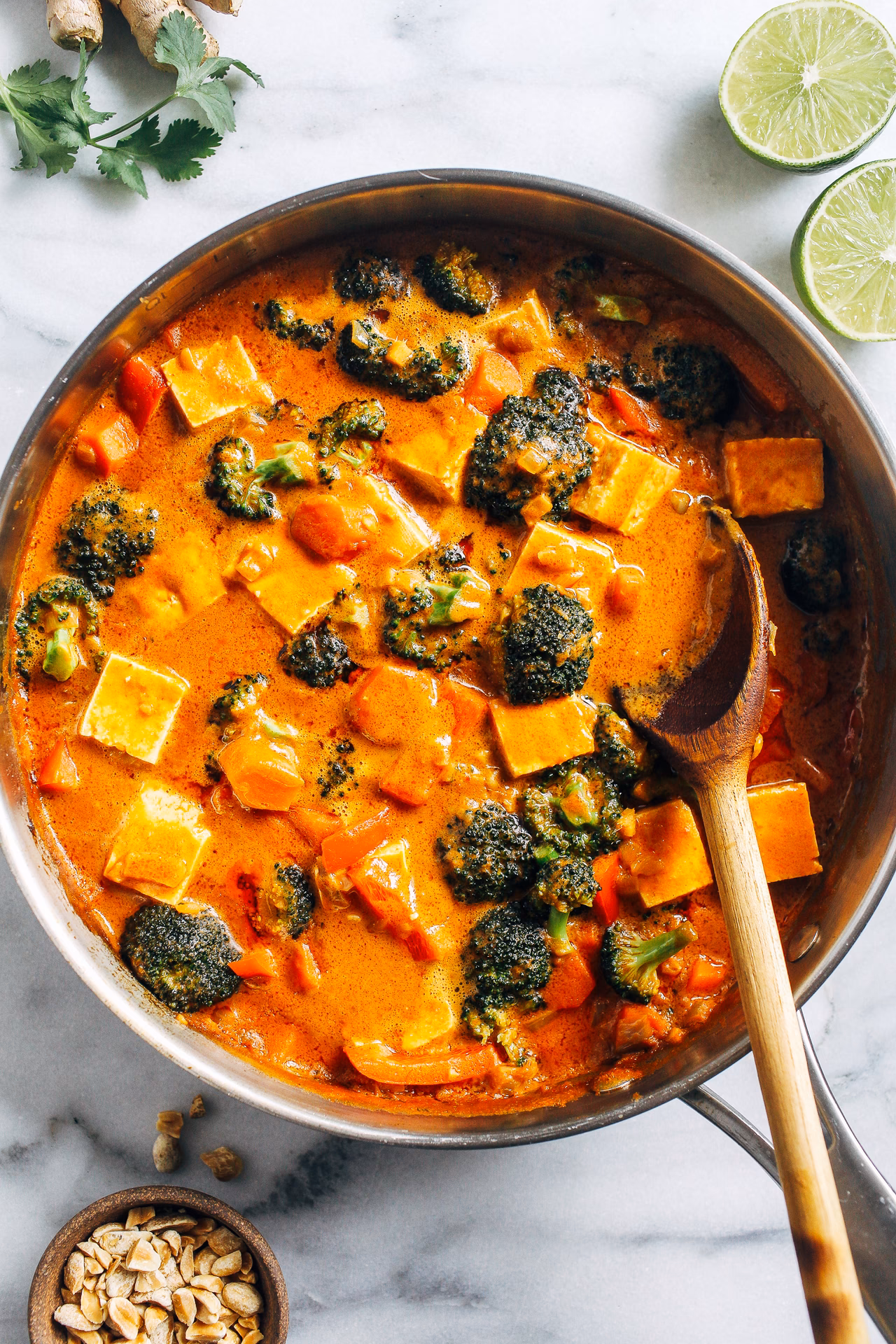 How do you make a curry sauce with peanut butter?