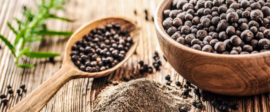 Which alkaloid is responsible for the pungency of black pepper?