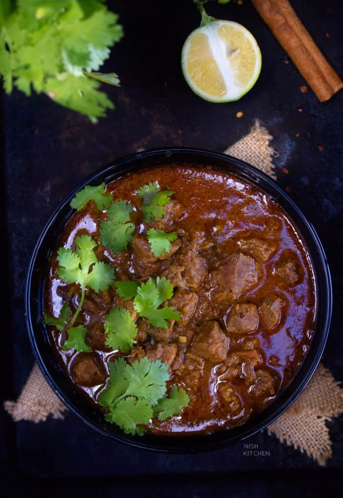 How do you make curry sauce in a pressure cooker?