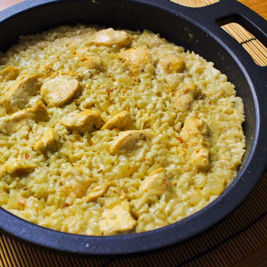 ¿Cuánto tiempo se debe reposar el arroz con pollo al curry?