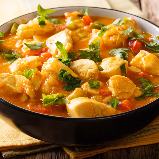 Comment préparer un poulet au curry et lait de coco ?
