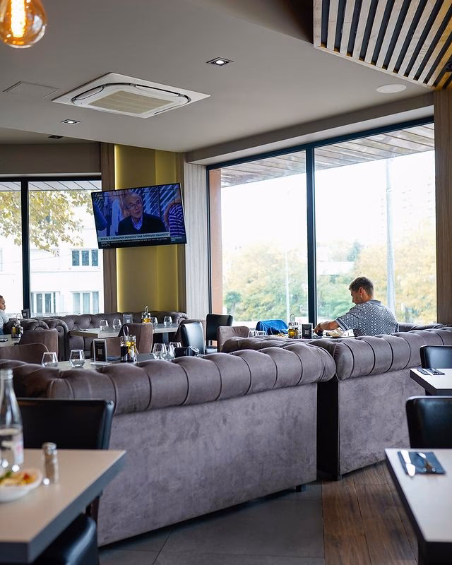 Quel est le premier restaurant parisien à offrir une cuisine halal ?