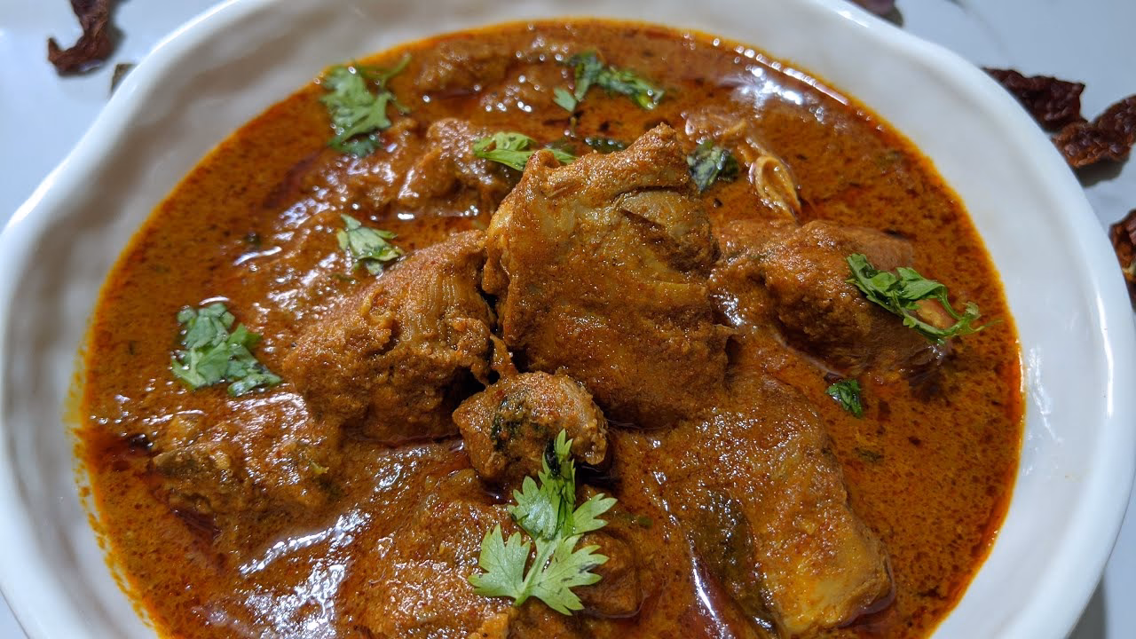 Does South Indian chicken curry start and finish with spicing?