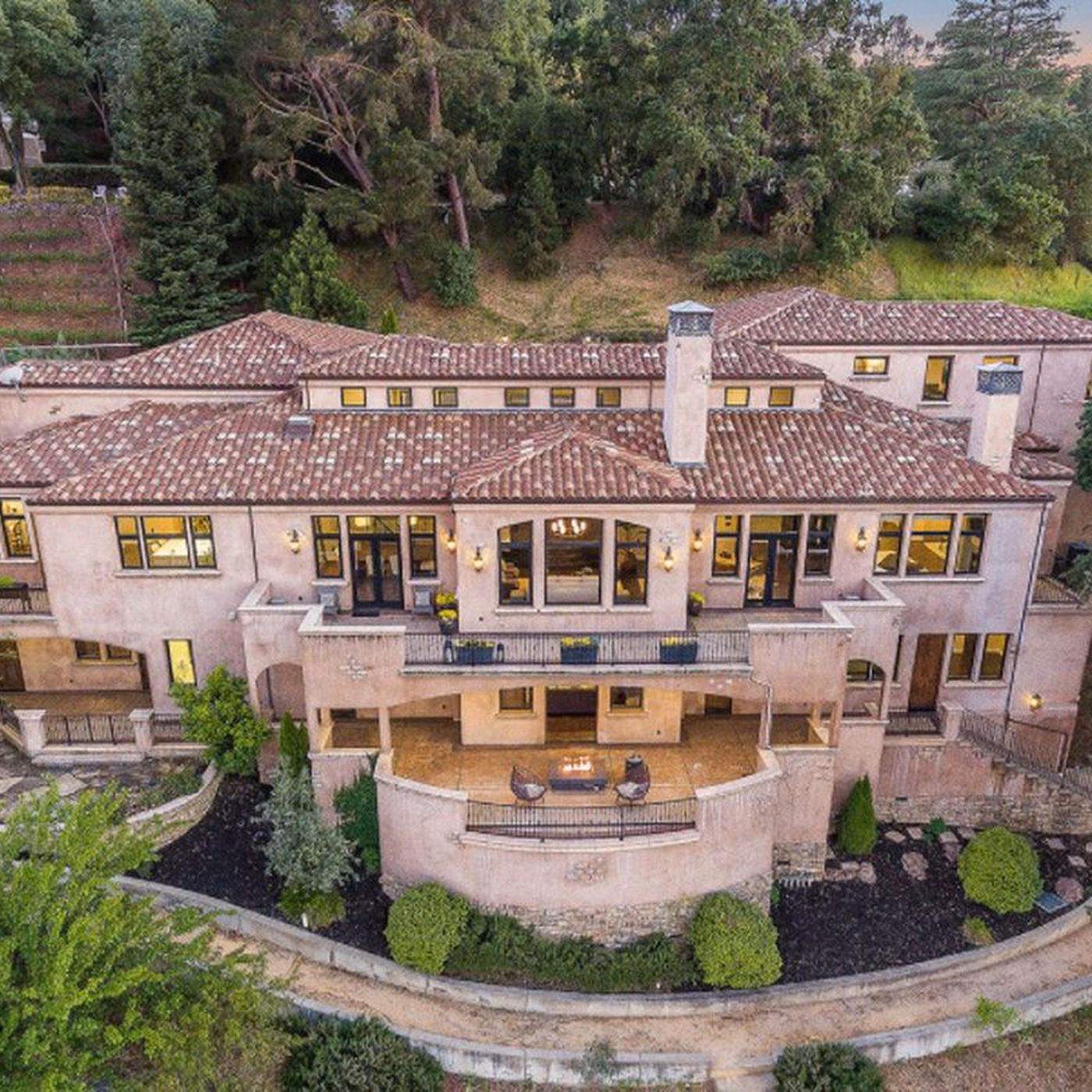 Does Steph Curry have a house?