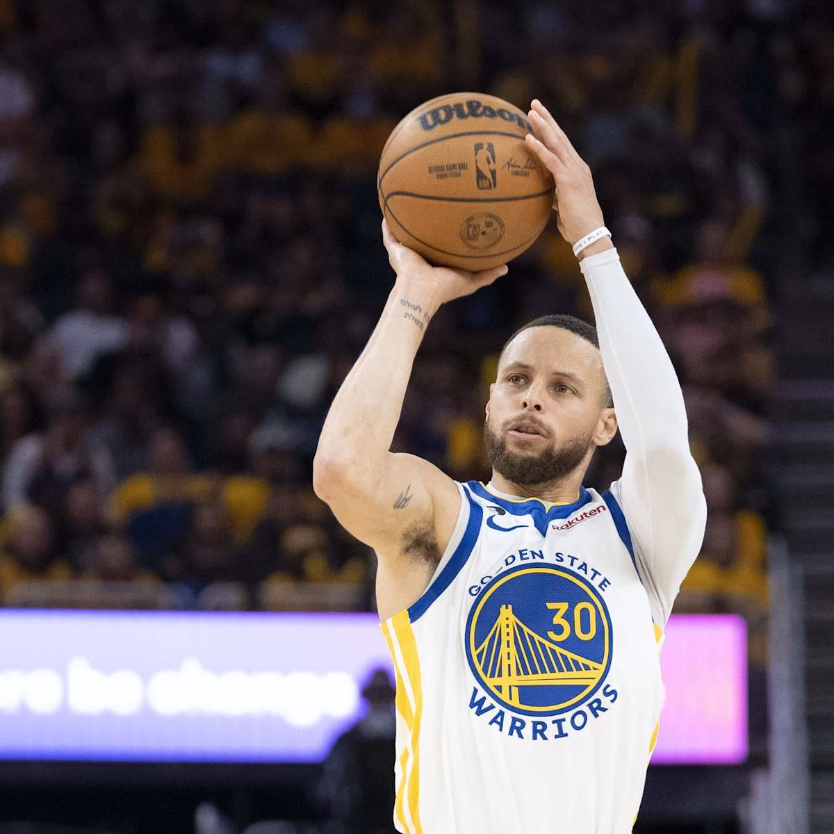 How fast can Curry throw a jump shot?