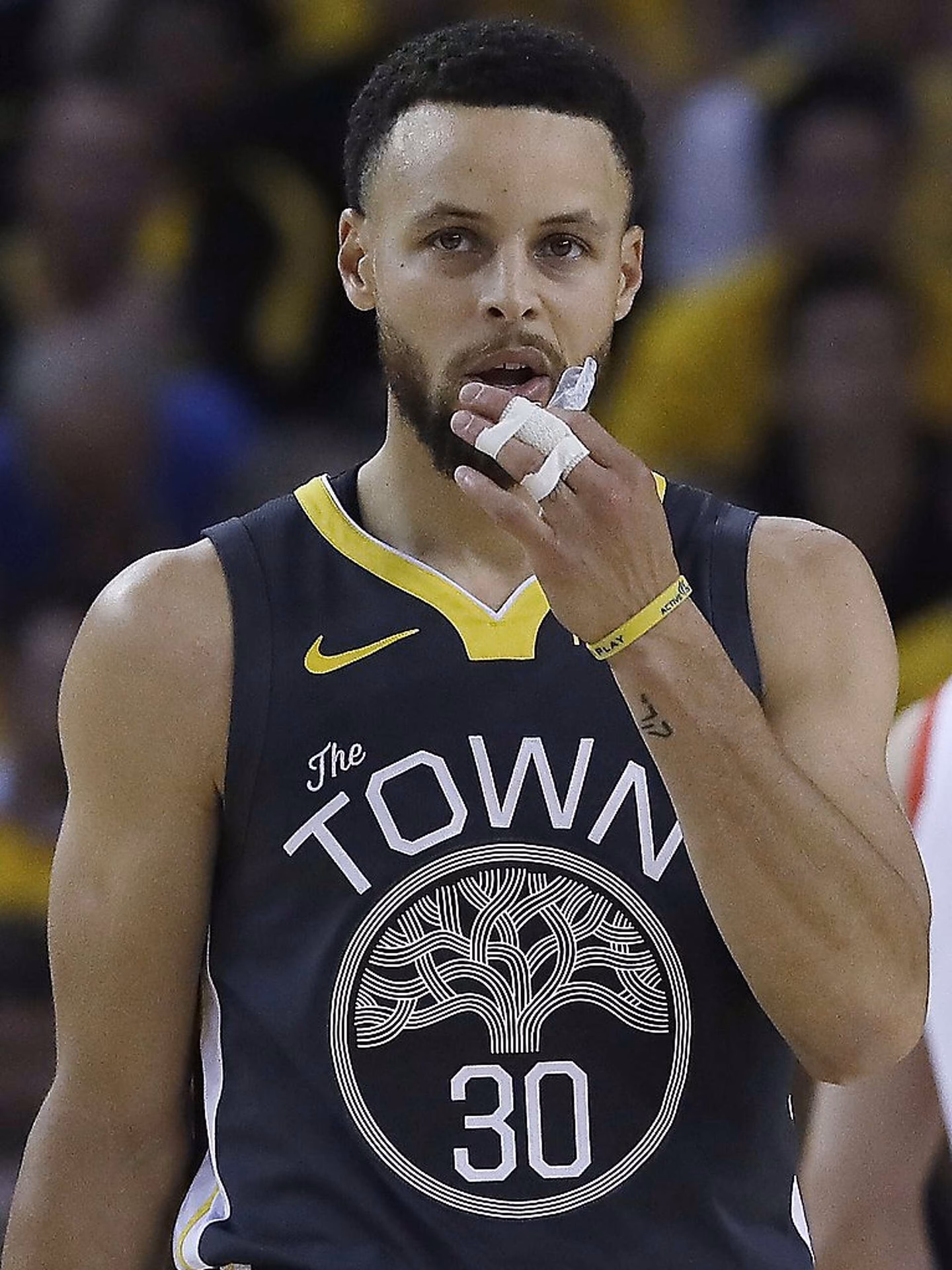 Does Stephen Curry have a wrapped index finger?