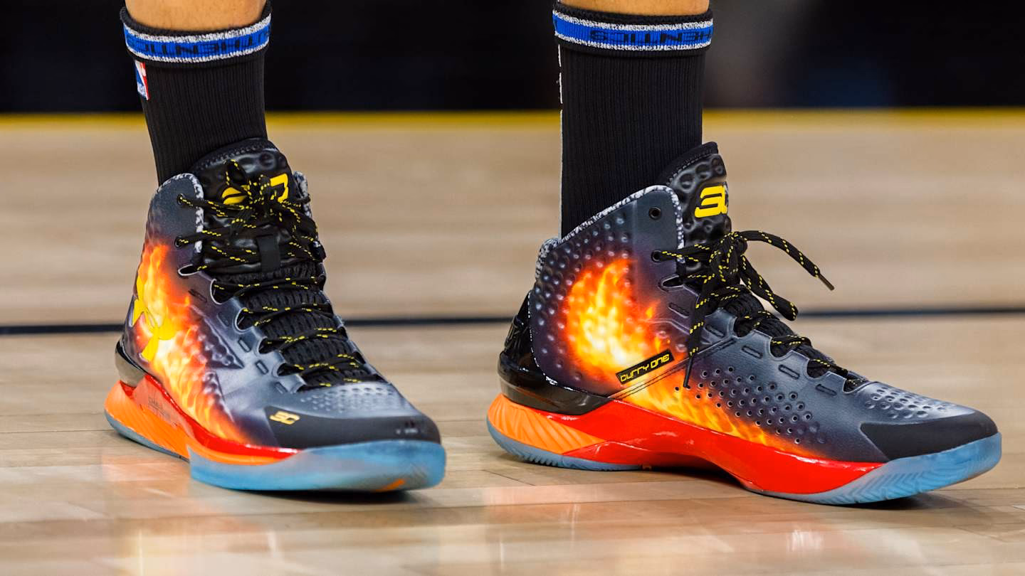 How many minutes is Stephen Curry vs Michael Jordan?