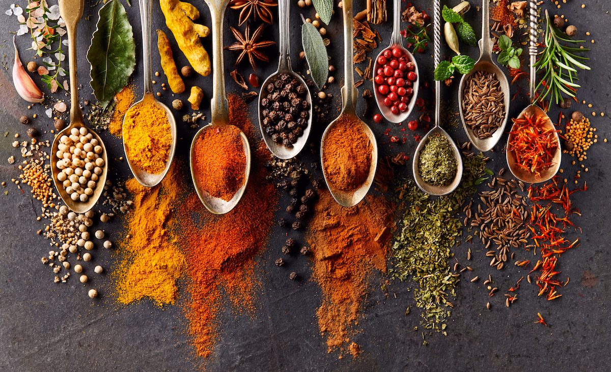 What are the different types of spices & herbs?
