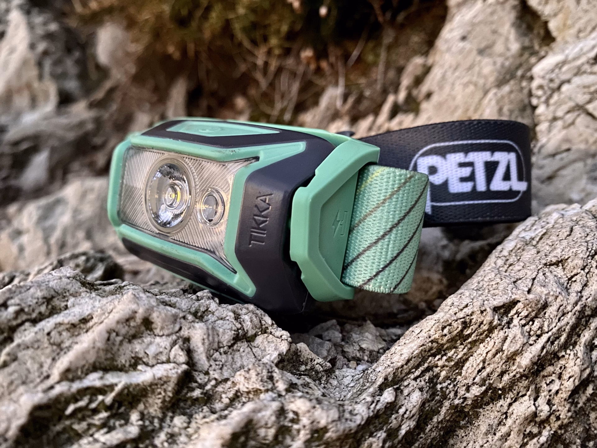 Does Tikka have a rechargeable battery?